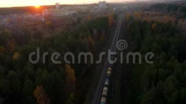 鸟瞰：秋季在乡村场景下火车.. 火车在日出时穿过农村。 火车